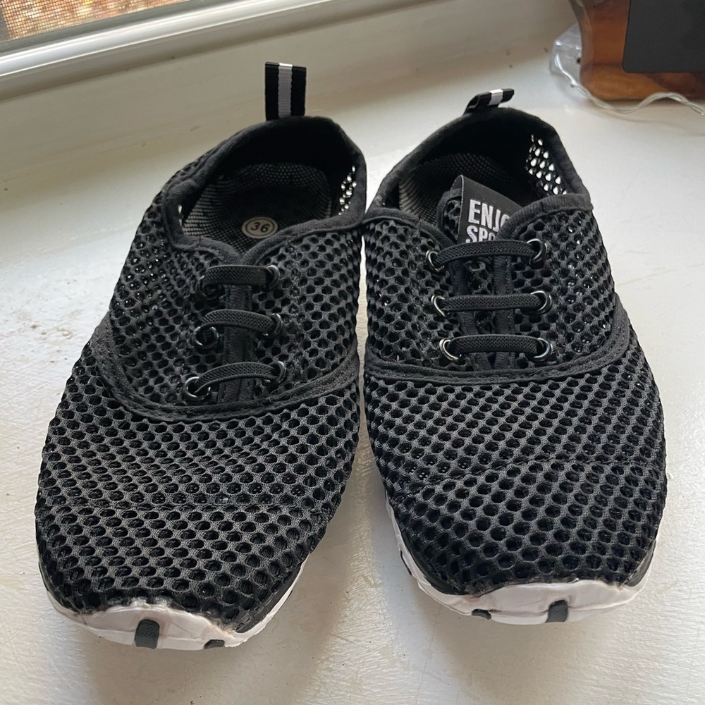 Women’s water shoes NWOT